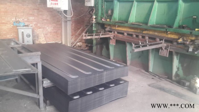 集裝箱瓦楞板，可加工定做尺寸，根據(jù)圖紙加工集裝箱頂板。側(cè)板。立柱等折彎板