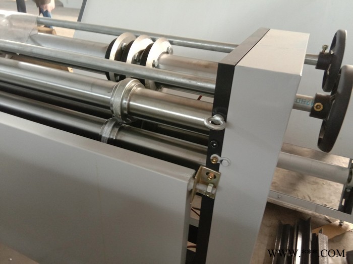 正奇 紙箱機(jī)械設(shè)備分紙機(jī)隔板分紙機(jī)墊板分切機(jī)