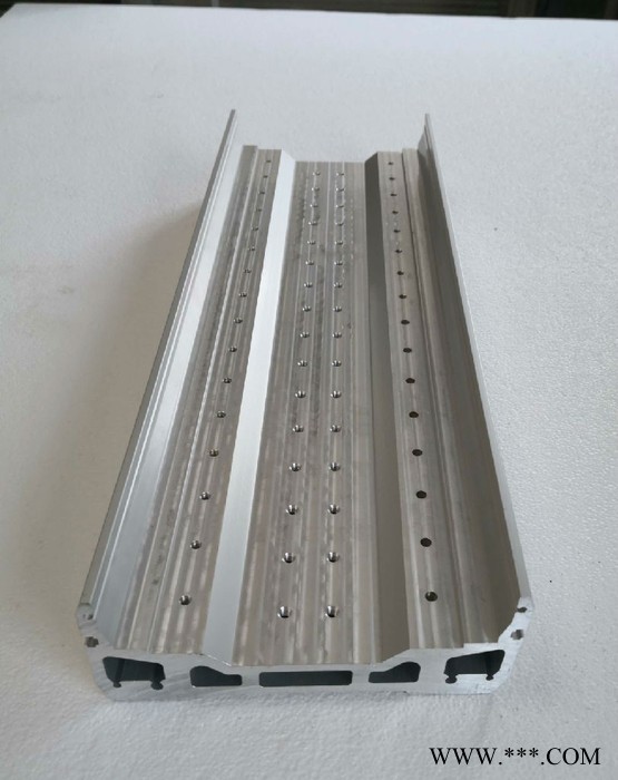 大用鋁合金加工中心 鋁素材生產鋁型材氧化噴涂電泳噴砂表面處理切削打孔深加工廠家