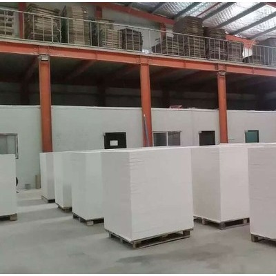 新型節能材料耐火纖維板/硅酸鋁板/陶瓷纖維板/硅酸鋁纖維板在熱處理窯爐中的應用，可用于耐火磚和爐壁之間夾層隔熱，效果