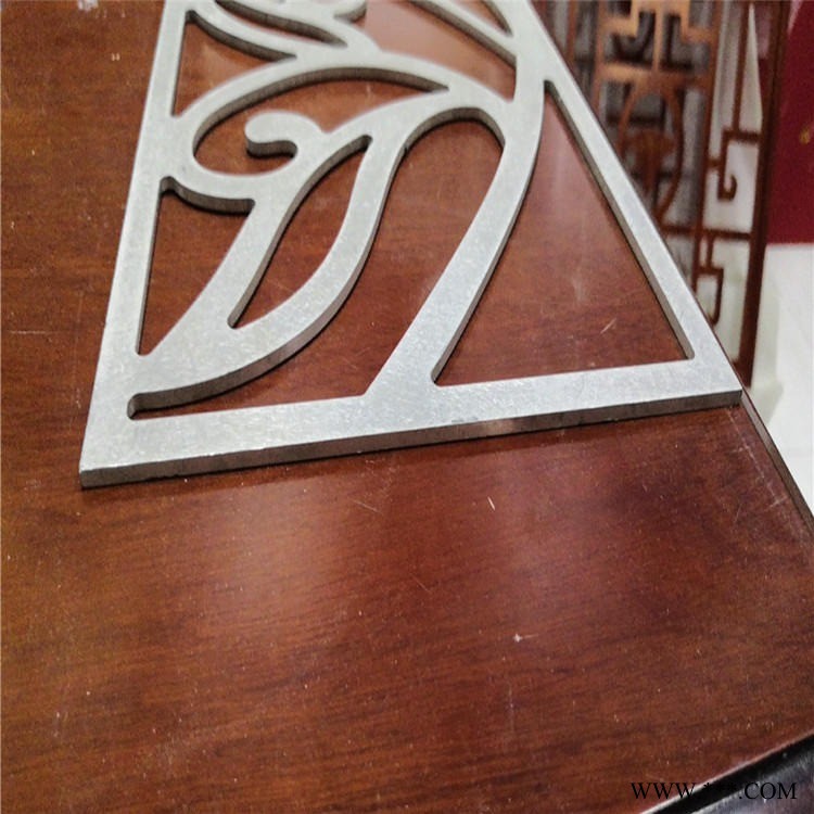 刻字鋁窗花焊接教學(xué)視頻 御窗世家定制雕花浮雕鋁板 墻面裝飾鋁幕墻廠家